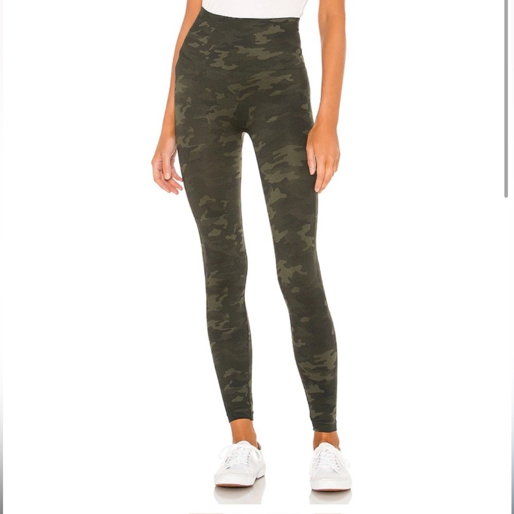 NWT! SPANX Look At Me Now seamless leggings in green camo. Sz M